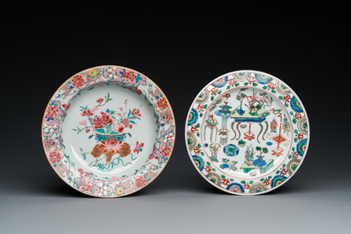Deux assiettes en porcelaine de Chine famille rose et verte, Qianlong et Kangxi