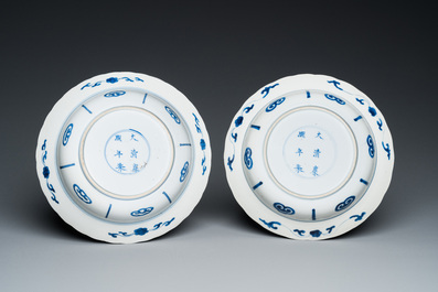 Een paar Chinese blauw-witte 'Mu Guiying' borden, Kangxi merk en periode