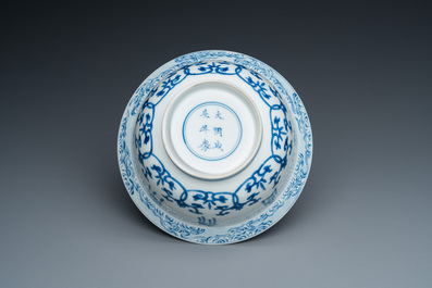 Een Chinese blauw-witte 'Shou' kom, Chenghua merk, Kangxi