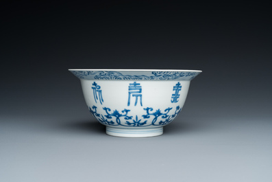Een Chinese blauw-witte 'Shou' kom, Chenghua merk, Kangxi