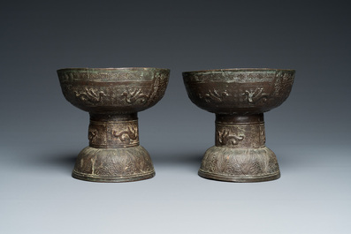 Een paar bronzen rituele 'Dou' vaten, Chenghua, volgens inscriptie gedateerd 1480