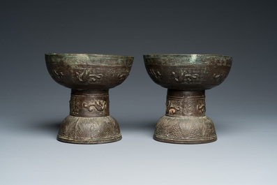 Een paar bronzen rituele 'Dou' vaten, Chenghua, volgens inscriptie gedateerd 1480