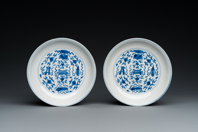 Een paar Chinese blauw-witte borden met antiquiteiten, Kangxi merk en periode
