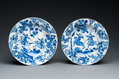 Een paar Chinese blauw-witte 'Mu Guiying' borden, Kangxi merk en periode