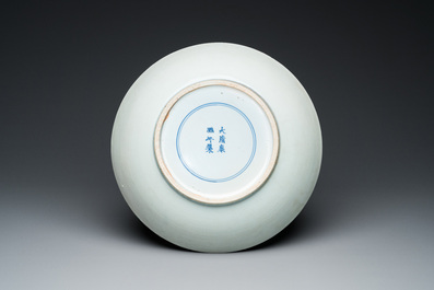 Grand plat en porcelaine de Chine en bleu et blanc, marque et &eacute;poque de Kangxi