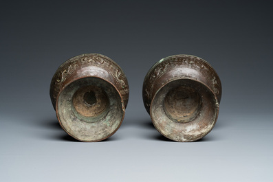 Een paar bronzen rituele 'Dou' vaten, Chenghua, volgens inscriptie gedateerd 1480