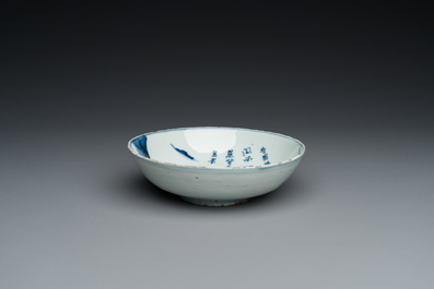 Een Chinese blauw-witte ko-sometsuke kom met een landschap en kalligrafie voor de Japanse markt, Tianqi