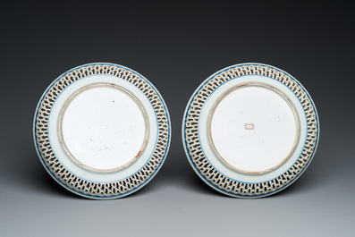 Een paar opengewerkte Chinese famille rose borden met Fort Folly decor, Qianlong