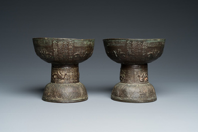 Een paar bronzen rituele 'Dou' vaten, Chenghua, volgens inscriptie gedateerd 1480
