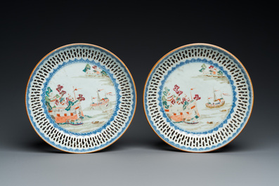 Een paar opengewerkte Chinese famille rose borden met Fort Folly decor, Qianlong