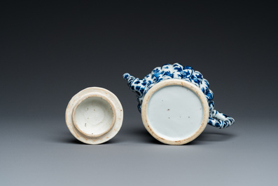 Een Chinese blauw-witte 'bamboe' theepot met deksel, Kangxi