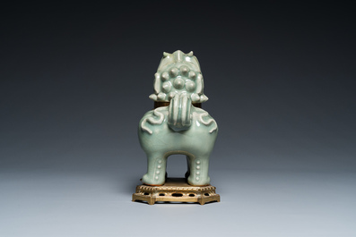 Br&ucirc;le-parfum en porcelaine de Chine c&eacute;ladon de Longquan en forme de luduan sur socle en bronze dor&eacute;, Ming