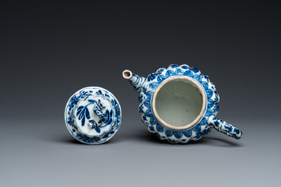 Een Chinese blauw-witte 'bamboe' theepot met deksel, Kangxi