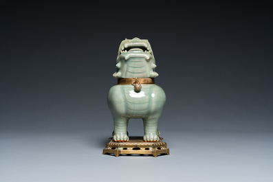 Br&ucirc;le-parfum en porcelaine de Chine c&eacute;ladon de Longquan en forme de luduan sur socle en bronze dor&eacute;, Ming
