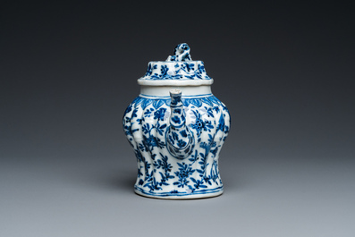 Een Chinese blauw-witte 'bamboe' theepot met deksel, Kangxi