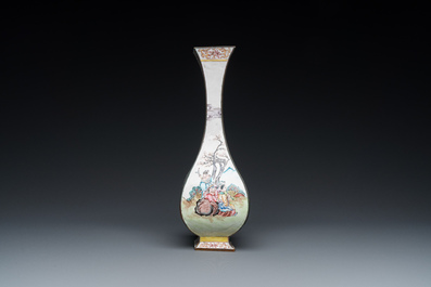 Vase de forme losange en &eacute;maux de Canton, Chine, Qianlong