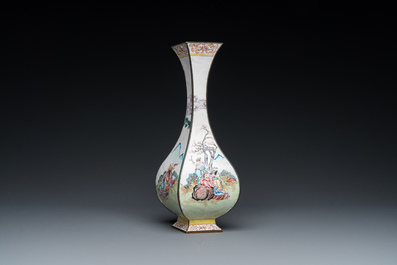 Vase de forme losange en &eacute;maux de Canton, Chine, Qianlong