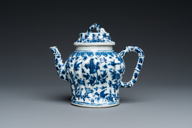 Een Chinese blauw-witte 'bamboe' theepot met deksel, Kangxi