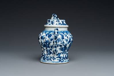 Een Chinese blauw-witte 'bamboe' theepot met deksel, Kangxi