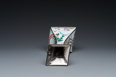 Vase de forme losange en &eacute;maux de Canton, Chine, Qianlong
