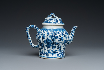 Een Chinese blauw-witte 'bamboe' theepot met deksel, Kangxi