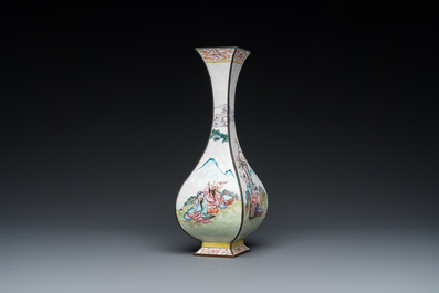 Vase de forme losange en &eacute;maux de Canton, Chine, Qianlong