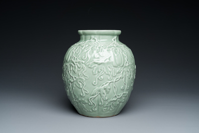 Een Chinese monochrome celadon-geglazuurde vaas met reli&euml;fdecor, 19/20e eeuw