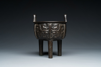 Chaudron tripod archa&iuml;sant de type 'ding' en bronze &agrave; inscription, Chine, Song du Nord