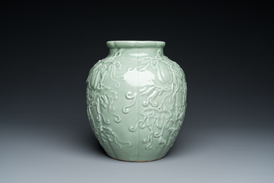 Een Chinese monochrome celadon-geglazuurde vaas met reli&euml;fdecor, 19/20e eeuw
