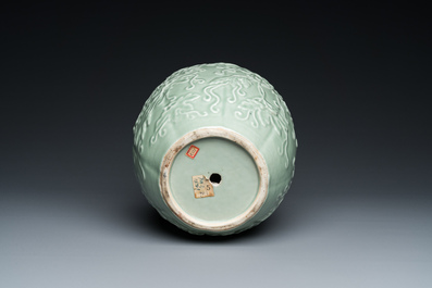 Een Chinese monochrome celadon-geglazuurde vaas met reli&euml;fdecor, 19/20e eeuw