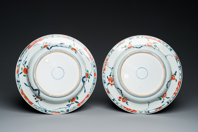 A pair of Chinese famille verte dishes with underglaze border design, Kangxi