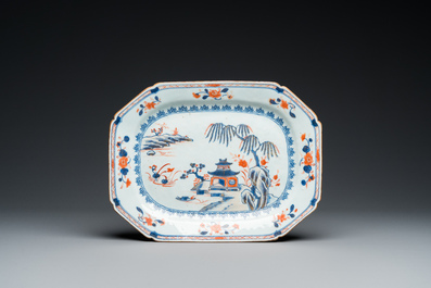Twaalf Chinese borden, een onderschotel en twee kommen in famille rose en Imari-stijl porselein, Kangxi/Qianlong