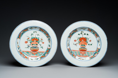 A pair of Chinese famille verte dishes with underglaze border design, Kangxi