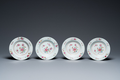 Twaalf Chinese borden, een onderschotel en twee kommen in famille rose en Imari-stijl porselein, Kangxi/Qianlong