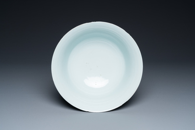 Een Chinese blauw-witte 'lotus' kom, Qianlong merk en periode