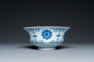 Een Chinese blauw-witte 'lotus' kom, Qianlong merk en periode