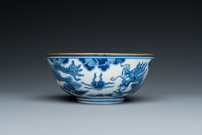 Een Chinese blauw-witte 'Bleu de Hue' kom voor de Vietnamese markt, Minh Mang Nian Zhi 明命年製 merk, ca. 1830-40