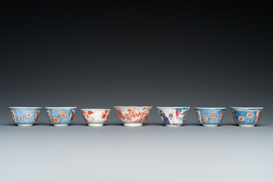 Seize soucoupes et sept tasses en porcelaine de Chine de style Imari et famille rose, Kangxi et post&eacute;rieur