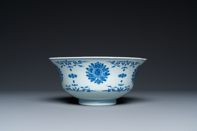 Een Chinese blauw-witte 'lotus' kom, Qianlong merk en periode