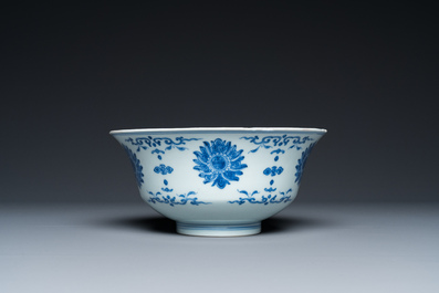 Een Chinese blauw-witte 'lotus' kom, Qianlong merk en periode