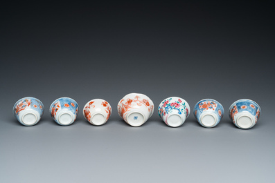 Seize soucoupes et sept tasses en porcelaine de Chine de style Imari et famille rose, Kangxi et post&eacute;rieur