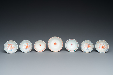 Seize soucoupes et sept tasses en porcelaine de Chine de style Imari et famille rose, Kangxi et post&eacute;rieur