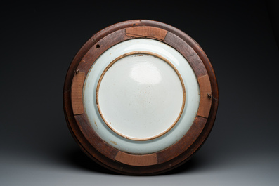 A large Chinese rose-Imari 'tea drinkers' dish, Yongzheng