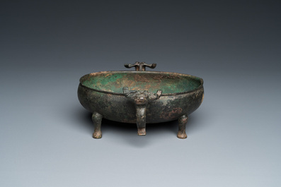 Een Chinese archa&iuml;sche rituele bronzen 'Dui' voedselkom, Periode van de Strijdende Staten