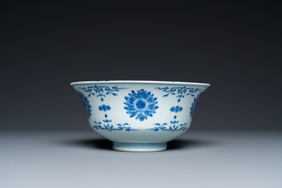 Een Chinese blauw-witte 'lotus' kom, Qianlong merk en periode