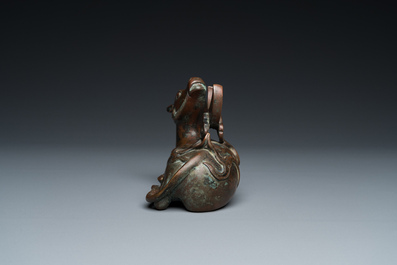 Een Chinese gelakte bronzen 'luduan' spiegelhouder, Ming