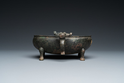 Een Chinese archa&iuml;sche rituele bronzen 'Dui' voedselkom, Periode van de Strijdende Staten