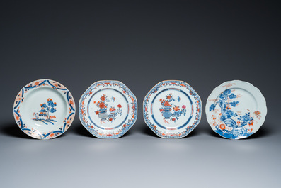 Twaalf Chinese borden, een onderschotel en twee kommen in famille rose en Imari-stijl porselein, Kangxi/Qianlong