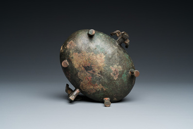 Een Chinese archa&iuml;sche rituele bronzen 'Dui' voedselkom, Periode van de Strijdende Staten