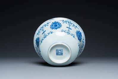 Een Chinese blauw-witte 'lotus' kom, Qianlong merk en periode